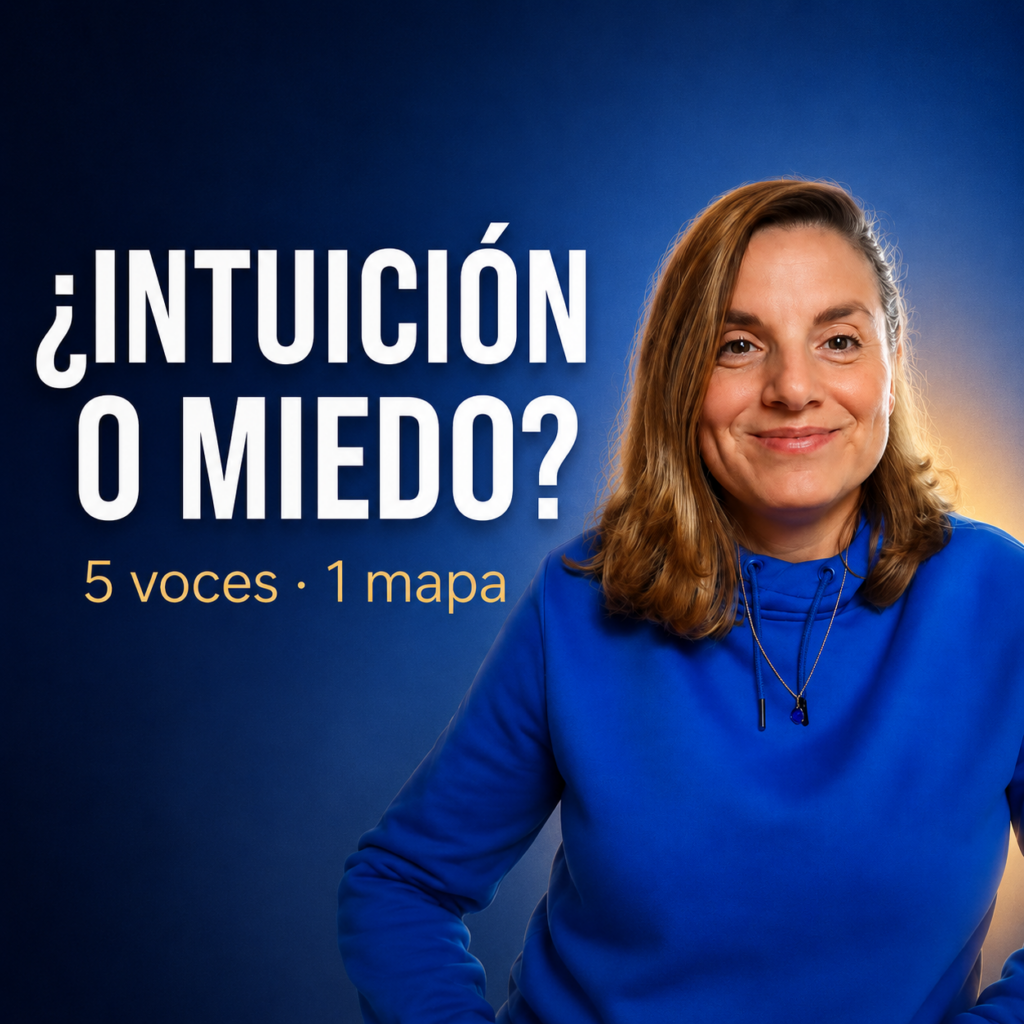 Rebeca sobre fondo azul con el texto «¿Intuición o miedo? 5 voces, 1 mapa», portada del vídeo y podcast del proyecto Canal de Luz.