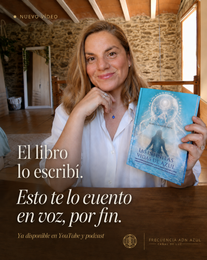 Rebeca Ferruz sostiene el libro Las infinitas vidas de Azul - El color que no era casualidad